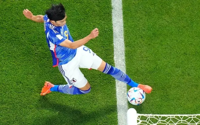 Giải Mã Luật Bóng Đá FIFA: Từ A-Z Cho Người Mới Bắt Đầu 2026 3 luật bóng đá fifa hình minh họa quả bóng đã hoàn toàn vượt qua vạch vôi cầu môn