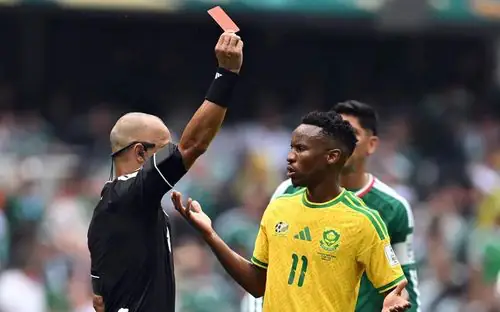 Giải Mã Luật Bóng Đá FIFA: Từ A-Z Cho Người Mới Bắt Đầu 2026 4 luật bóng đá fifa hình một thẻ đỏ được rút ra bởi trọng tài