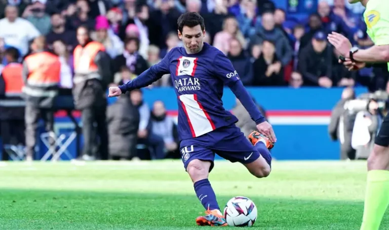 Luật Đá Phạt Gián Tiếp Trực Tiếp: Giải Mã Từ A-Z 1 luat da phat gian tiep truc tiep cau thu messi thuc hien pha da phat gian tiep