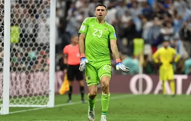 Luật Phạt Đền Mới Nhất FIFA: Giải Mã Từ A-Z Cho Người Hâm Mộ 8 luat phat den moi nhat fifa thu mon dung tren vach voi trong tinh huong phat den