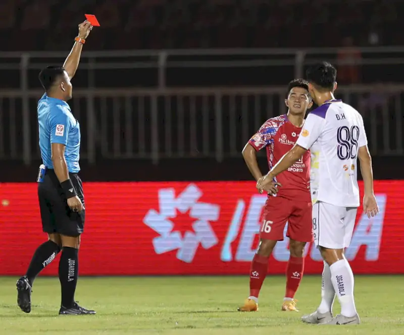 Luật Thay Người Sân 5: Giải Mã Toàn Diện Từ Chuyên Gia (2026) 3 luật thay người sân 5 Trọng tài sân 5 đang chỉ tay về phía khu vực thay người