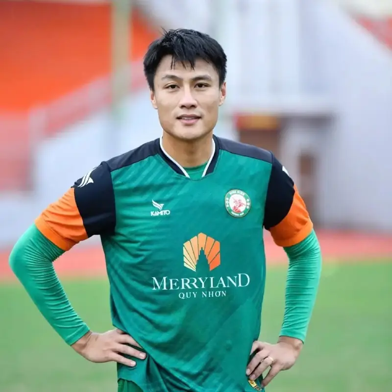 Mạc Hồng Quân: Hành Trình Việt Kiều Từ Praha Đến V.League 2026 3 Mạc Hồng Quân Mạc Hồng Quân nhận giải