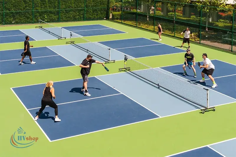 Pickleball: Hành Trình Kỳ Diệu Từ Sân Sau Đến Cơn Sốt Toàn Cầu 2 nguồn gốc và lịch sử pickleball sân pickleball