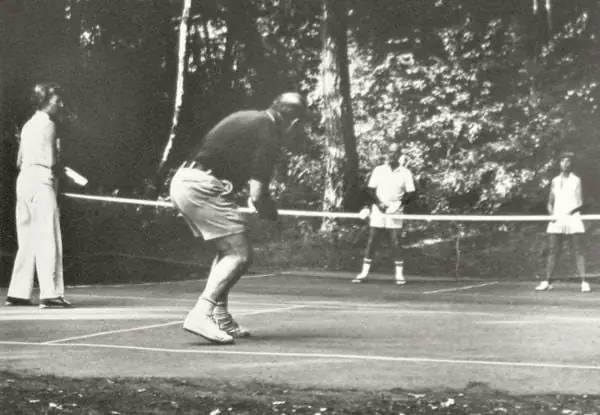 Pickleball: Hành Trình Kỳ Diệu Từ Sân Sau Đến Cơn Sốt Toàn Cầu 2 nguon goc va lich su pickleball vot va bong pickleball