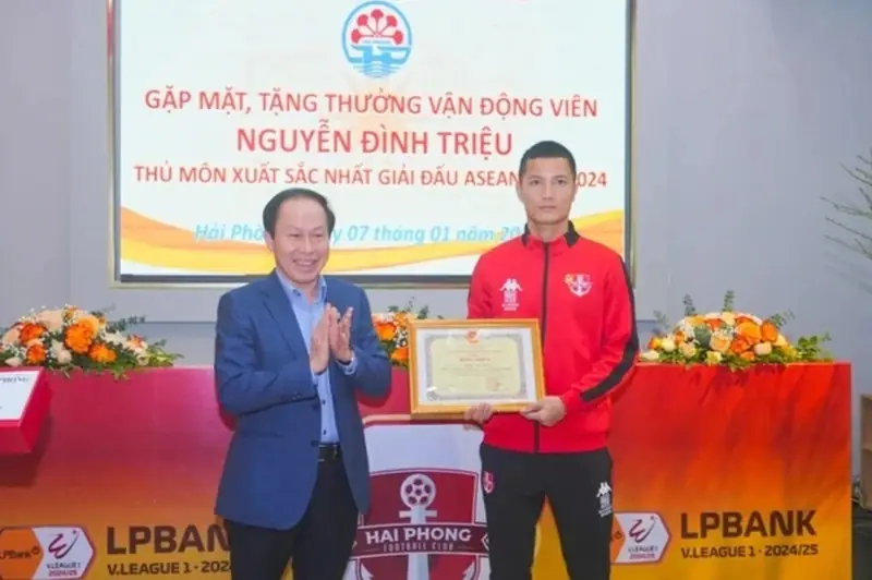 Nguyễn Đình Triệu Nguyễn Đình Triệu nhận giải thưởng