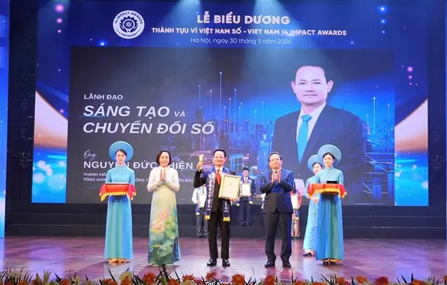 Nguyễn Đức Chiến: Hành Trình Từ Tài Năng Trẻ Đến Ngôi Sao Phòng Ngự 3 Nguyễn Đức Chiến Nguyễn Đức Chiến nhận giải thưởng