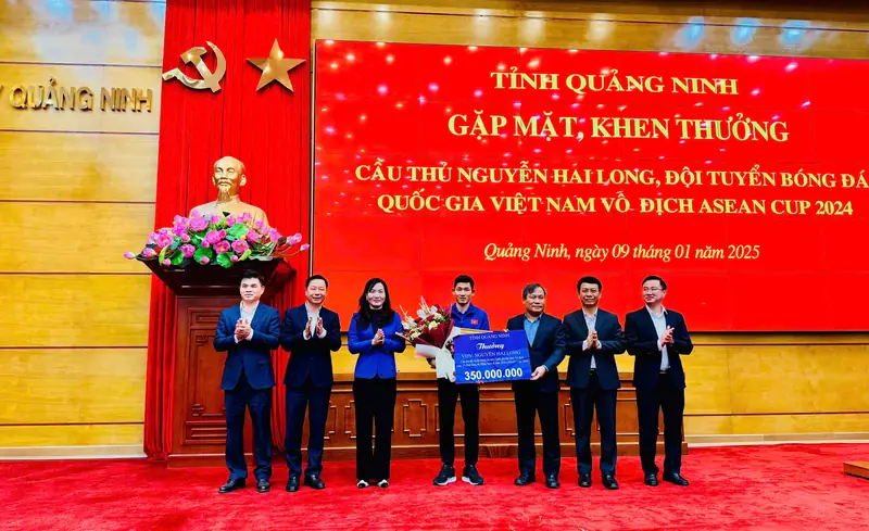 Nguyễn Hai Long: Hành Trình Trưởng Thành Của Ngôi Sao Tiền Vệ Việt Nam 3 Nguyễn Hai Long Nguyễn Hai Long nhận giải thưởng
