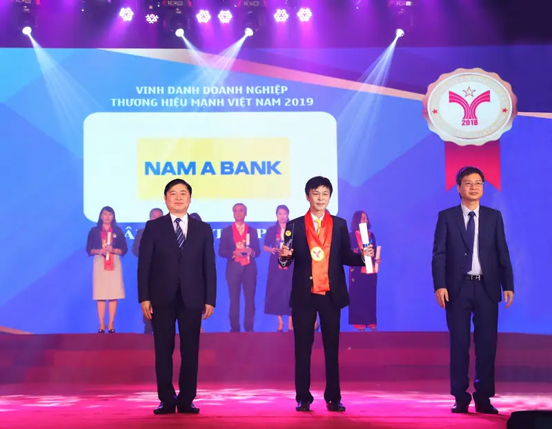 Nguyễn Hữu Thắng: Hành Trình Từ Hậu Vệ Thép Đến Tầm Nhìn Lãnh Đạo Bóng Đá Việt 4 Nguyễn Hữu Thắng Nguyễn Hữu Thắng nhận giải thưởng