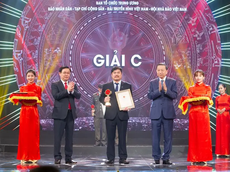 Nguyễn Hữu Tuấn: Hành Trình Trung Vệ Việt Nam Từ Khởi Đầu Đến Đỉnh Cao 2026 3 Nguyễn Hữu Tuấn Nguyễn Hữu Tuấn nhận giải