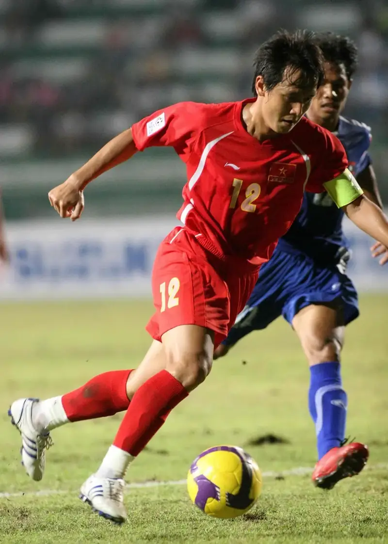 Nguyễn Minh Phương: Hành Trình Huyền Thoại Tiền Vệ Việt Nam 2 Nguyễn Minh Phương Nguyễn Minh Phương thi đấu cho CLB