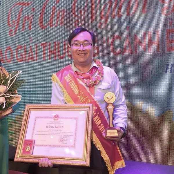 Nguyễn Quốc Việt Nguyễn Quốc Việt nhận giải thưởng