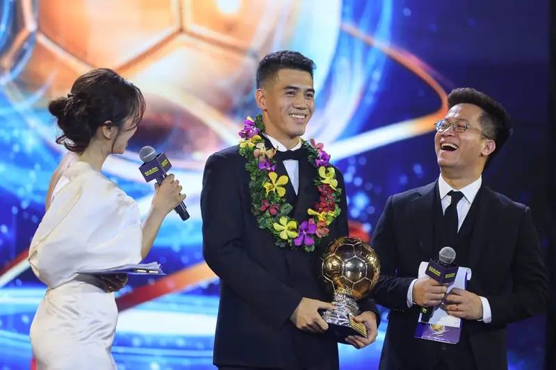 Nguyễn Tiến Linh: Hành Trình Vươn Tầm Siêu Sao Sân Cỏ 2026 3 Nguyễn Tiến Linh Nguyễn Tiến Linh nhận giải thưởng