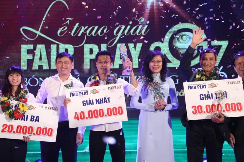 Nguyễn Văn Toàn Nguyễn Văn Toàn nhận giải thưởng