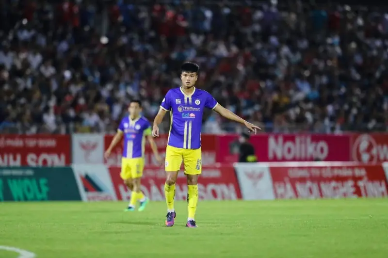Nguyễn Văn Tùng: Hành Trình Vươn Tầm Của Ngôi Sao Bóng Đá 2 Nguyễn Văn Tùng Nguyễn Văn Tùng trong màu áo CLB Hà Nội