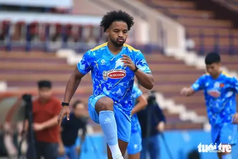 Nguyễn Xuân Son: Hành Trình Từ Tài Năng Trẻ Đến Biểu Tượng Bóng Đá Việt 2 Nguyễn Xuân Son Nguyễn Xuân Son trong màu áo Viettel thi đấu tại V.League