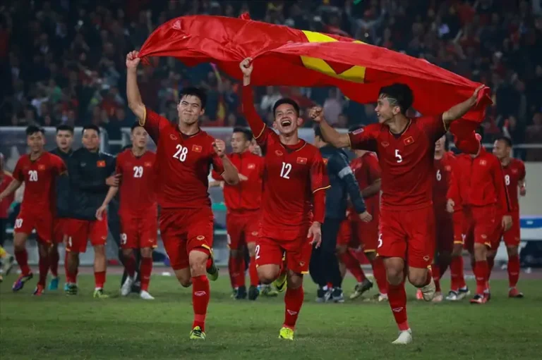 nhung cau thu viet nam xuat ngoai cau thu viet nam an mung ban thang