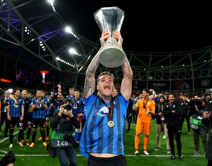 Nicolò Barella: Hành Trình Của Một Chiến Binh Giữa Sân 3 Nicolò Barella Nicolò Barella cùng đội tuyển Ý ăn mừng chức vô địch EURO 2020 phần 4