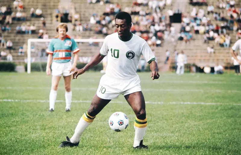 Pelé: Hành Trình Vĩ Đại Của Vua Bóng Đá Bất Tử 3 Pelé Pelé trong màu áo New York Cosmos phần 4