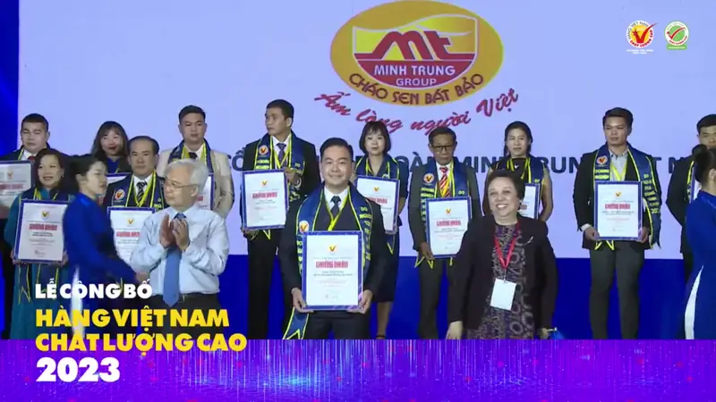 Phan Thanh Bình: Hành Trình Vươn Tới Đỉnh Cao Của Tiền Đạo Việt Nam 3 Phan Thanh Bình Phan Thanh Bình nhận giải thưởng