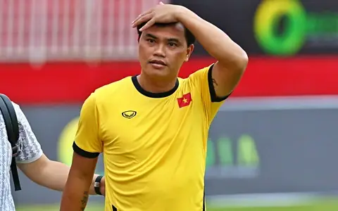 Phan Văn Tài Em: Hành Trình Huyền Thoại Từ "Hai Lúa" Đến Quả Bóng Vàng 2 Phan Văn Tài Em Phan Văn Tài Em thi đấu trong màu áo Gạch Đồng Tâm Long An