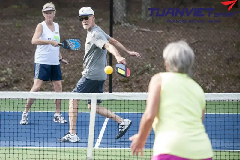 Pickleball Là Gì? Cơn Sốt Thể Thao 2026 Khiến Triệu Người Mê Mẩn! 3 pickleball là gì người cao tuổi chơi pickleball
