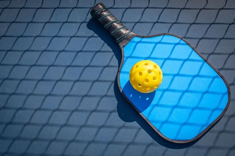 Pickleball Là Gì? Cơn Sốt Thể Thao 2026 Khiến Triệu Người Mê Mẩn! 2 pickleball là gì vợt và bóng pickleball