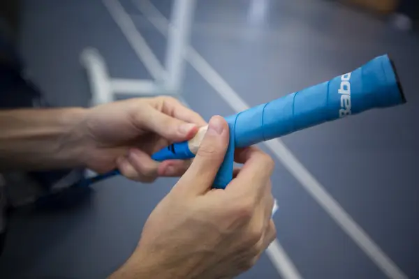 Bí Mật Quấn Cán Vợt Cầu Lông: Tăng Grip, Chuẩn Kỹ Thuật 2026 9 quan can vot cau long nguoi choi cau long quan can vot