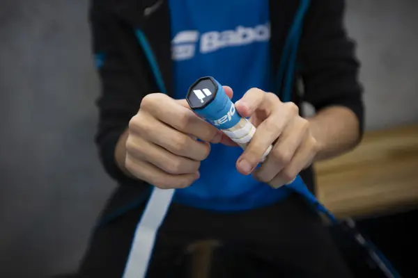 Bí Mật Quấn Cán Vợt Cầu Lông: Tăng Grip, Chuẩn Kỹ Thuật 2026 3 quấn cán vợt cầu lông người quấn cán vợt cầu lông