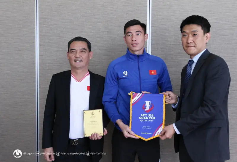 Quan Văn Chuẩn: Hành Trình Thủ Môn Việt Nam Từ Tài Năng Trẻ Đến Ngôi Sao 3 Quan Văn Chuẩn Quan Văn Chuẩn nhận giải thưởng
