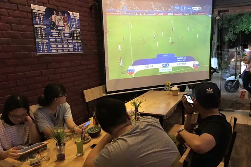 Hà Nội: Bí Mật Quán Xem Bóng Đá "Cháy" Nhất 2026, Đừng Bỏ Lỡ! 3 quán xem bóng đá hà nội màn hình chiếu bóng đá