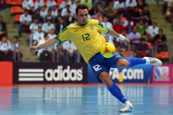 quy dinh bong so 4 bong futsal falcao dang thuc hien ky thuat di bong voi bong futsal
