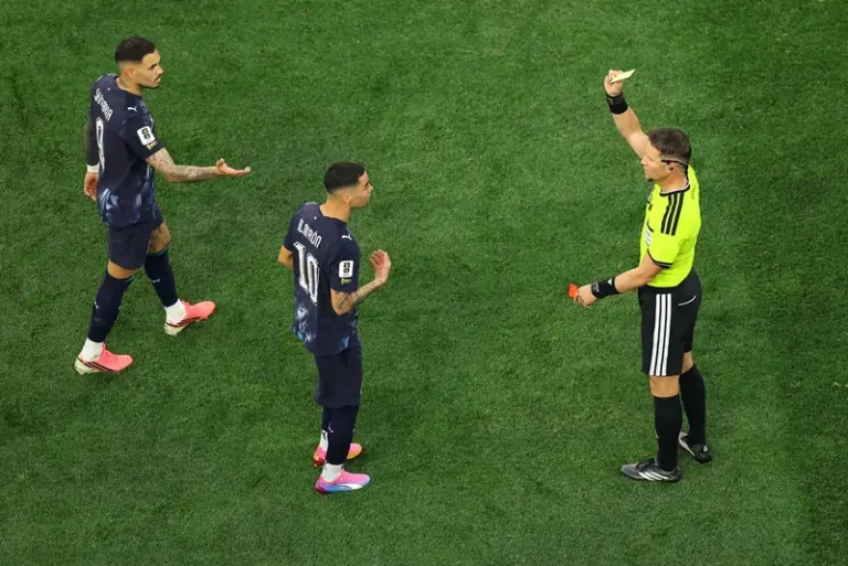 Giải Mã Thẻ Vàng, Thẻ Đỏ FIFA: Luật Chơi Chi Tiết 2026 3 quy dinh the vang the do fifa cau thu nhan the vang tu trong tai