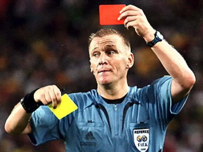 quy định thẻ vàng thẻ đỏ fifa trọng tài đang giơ thẻ vàng và thẻ đỏ