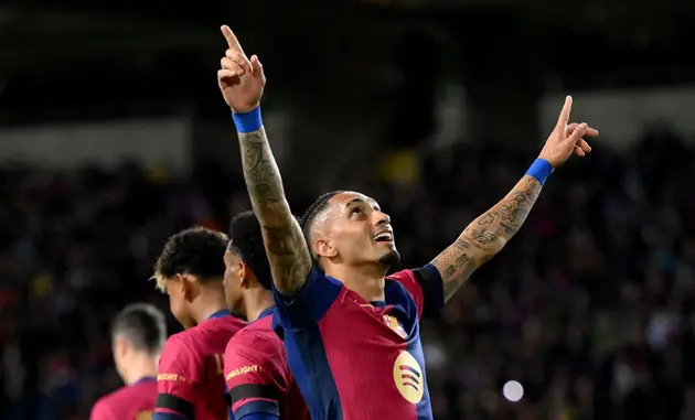 Raphinha: Từ 'Cậu Bé Xin Ăn' Đến Ngôi Sao Barca 3 Raphinha Raphinha ăn mừng bàn thắng cho Leeds United phần 4