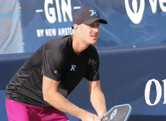 riley newman van dong vien pickleball chan dung 0