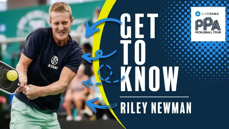 Riley Newman Vận động viên pickleball thi đấu trên sân phần 3