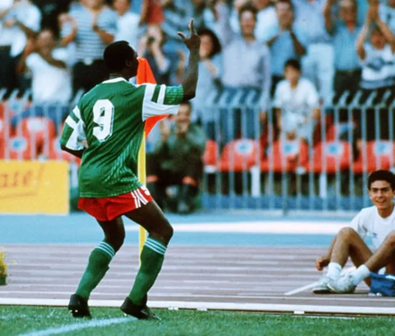 Roger Milla: Huyền thoại sống của bóng đá châu Phi 3 Roger Milla Roger Milla ăn mừng bàn thắng tại World Cup 1990 phần 4