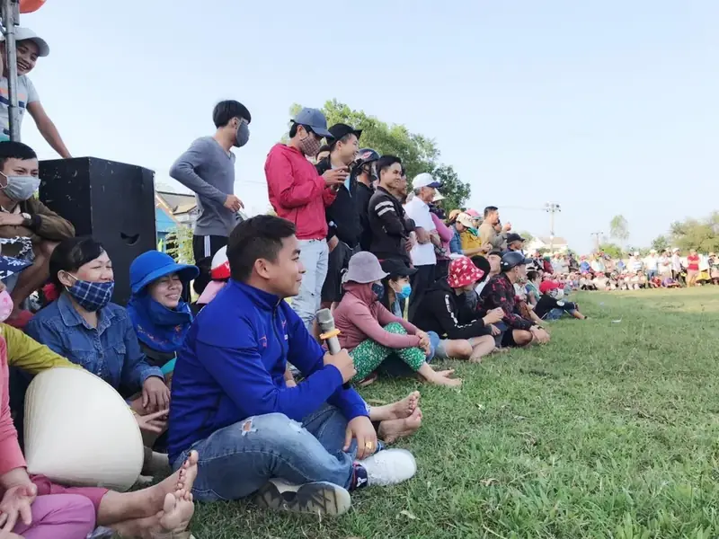 Sân bóng đá Celadon City: Review chi tiết sân cỏ chất lượng tại Tân Phú 3 Sân bóng đá Celadon City - Quận Tân Phú nhóm bạn vui vẻ chụp lưu niệm sau trận đấu tại sân bóng đá