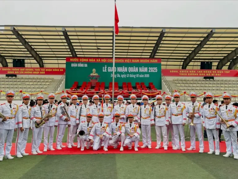 san bong da tai quan dong da san bong hoang cau voi cac cau thu dang thi dau
