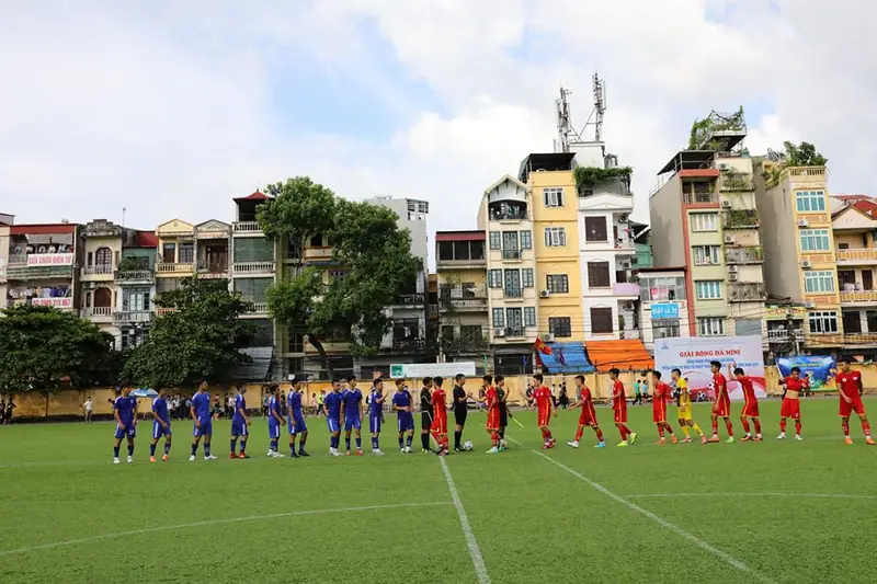 Sân Bóng Đá Đống Đa 2026: Khám Phá Top 4 Địa Điểm Chơi Bóng Chuẩn "Phủi" 3 Sân bóng đá tại Quận Đống Đa Sân bóng Thủy Lợi với các cầu thủ đang tập luyện