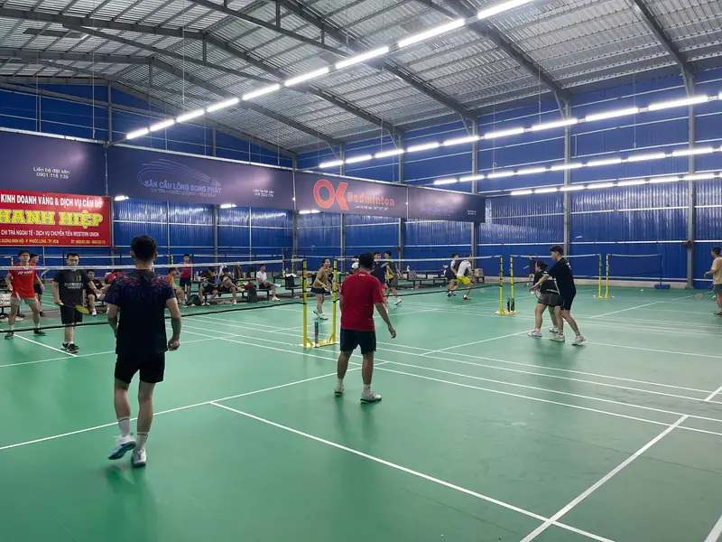 Khám Phá Sân Cầu Lông Đồng Tháp: Top 10 Điểm Đến Đỉnh Cao 2026 2 Sân cầu lông tại Đồng Tháp Sân cầu lông Ngọc Quỳnh với hệ thống chiếu sáng tốt