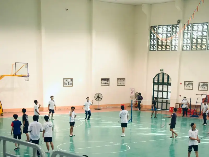 Sân Cầu Lông Quận 3: Khám Phá Thiên Đường Thể Thao & Giải Trí Hấp Dẫn 2026 4 Sân cầu lông tại Quận 3 Sân Cầu Lông Nguyễn Đình Chiểu với người chơi đang thi đấu