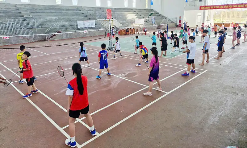 Sân cầu lông tại Quảng Trị Sân cầu lông TA với nhiều người chơi