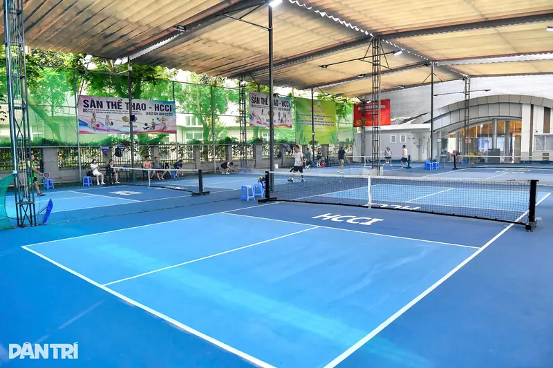 Sân Pickleball Hà Nội: Top 10 Điểm Đến Tuyệt Vời Cho Người Mới Bắt Đầu & Chuyên Nghiệp Năm 2026 2 Sân pickleball tại Hà Nội Sóng Xanh Pickleball