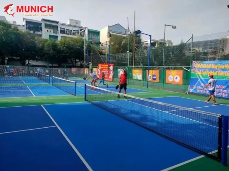 san pickleball tai phuong ben nghe san pickleball saigon voi mat san xanh dep