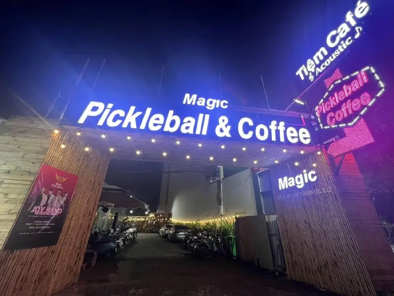 Sân pickleball tại Quận 12 Cà Phê Pickleball Q.12 với khu vực sân và bàn ghế