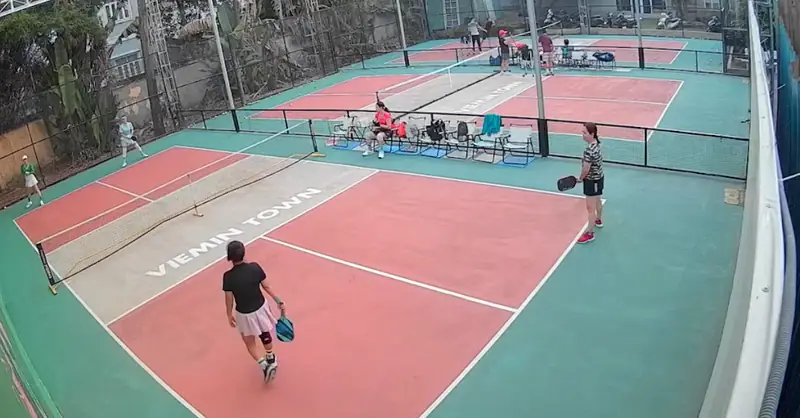 Sân pickleball tại Quận Ô Môn Người chơi đang thực hiện cú đánh tại Viemin Town Pickleball