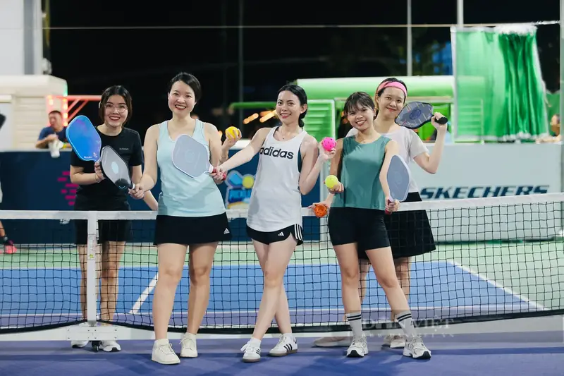 Sân pickleball tại Quận Ô Môn Sân cầu lông & pickleball Tô Ký với người chơi đang khởi động