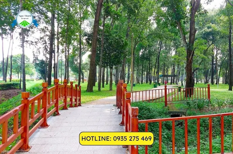 Sân vận động Gia Định (Công viên Gia Định) - Quận Gò Vấp người dân đang tập thể dục hoặc đi dạo trong công viên