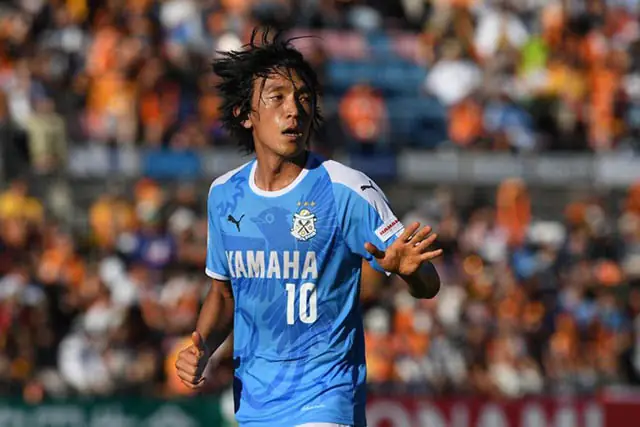 Shunsuke Nakamura: Huyền thoại chân trái và hành trình bất tử 2 Shunsuke Nakamura Shunsuke Nakamura trong màu áo Yokohama F. Marinos phần 3